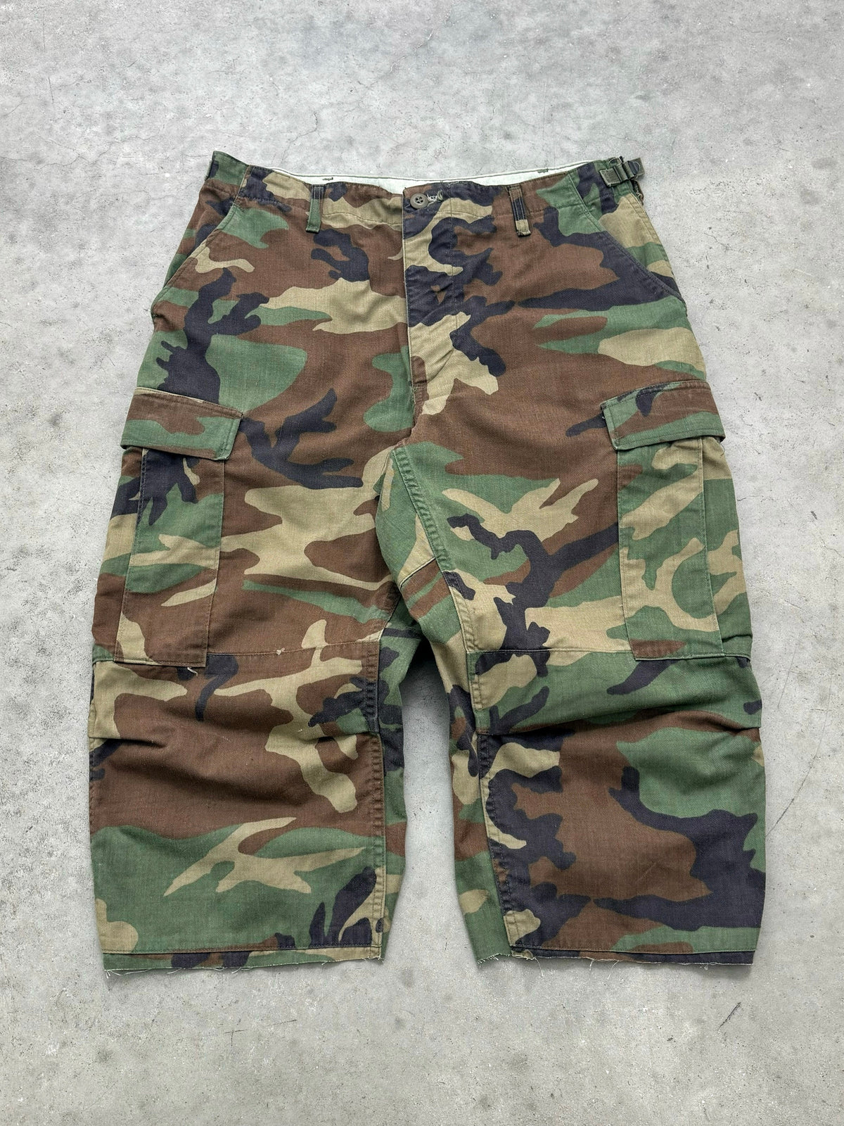 FADED ARMY CAMO CARGO SHORTS - 1990S