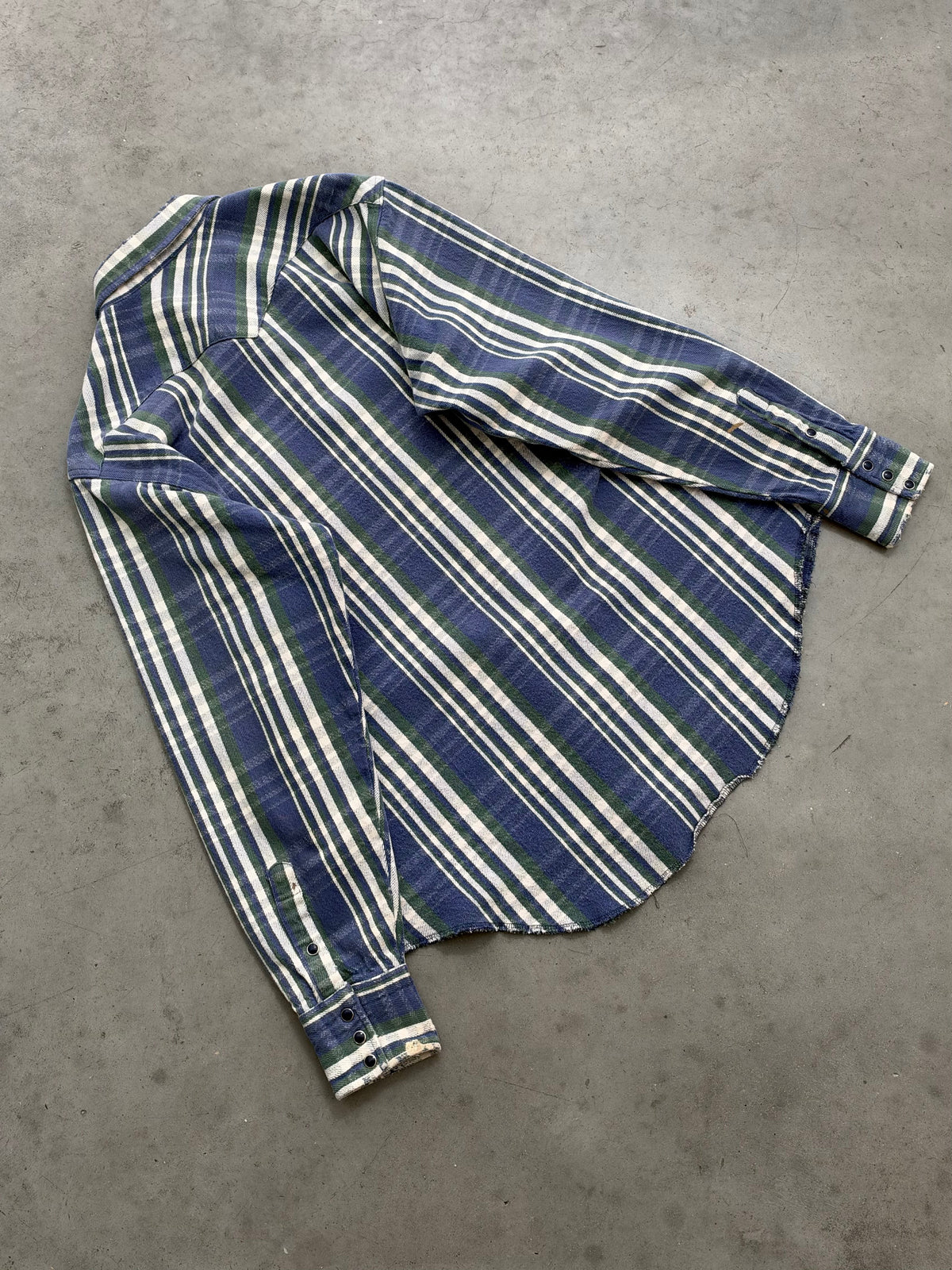 FADED BLUE PLAID SNAP BUTTON FLANNEL SHIRT - 1980S