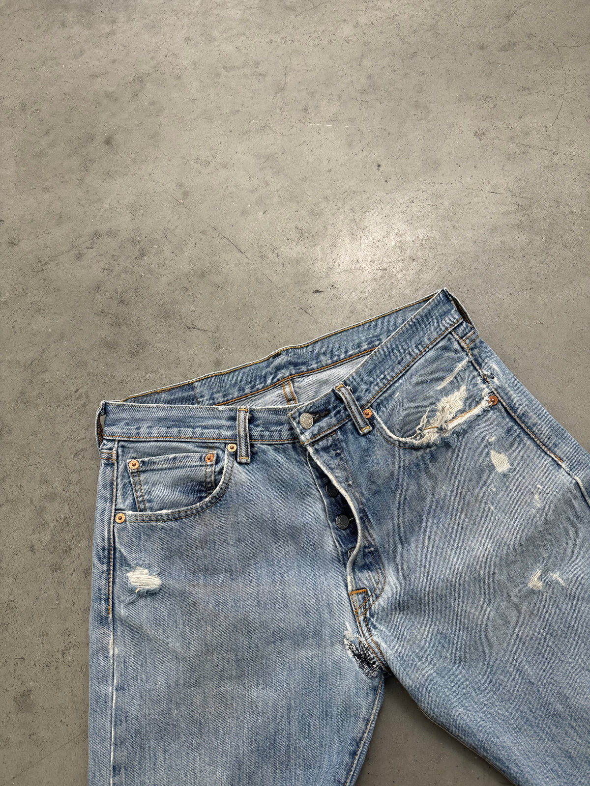 DISTRESSED & FADED LEVIS 501 JEANS - 2000S
