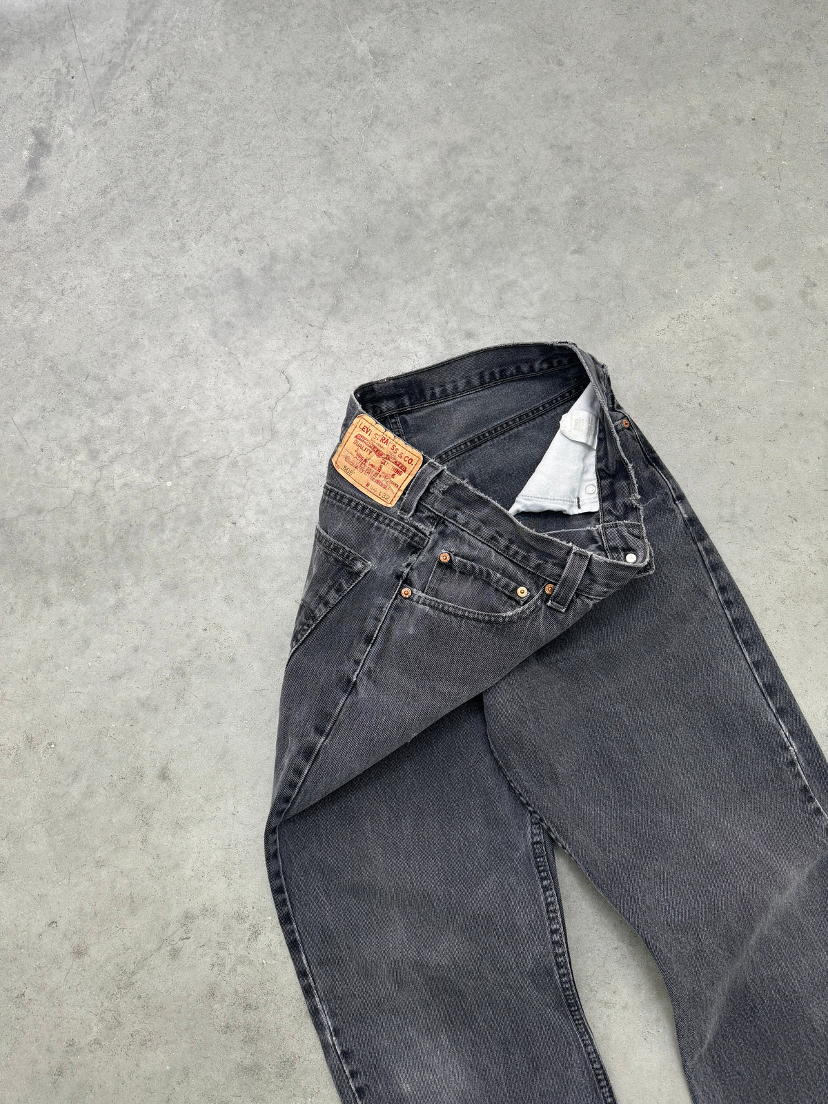 FADED BLACK LEVIS 505 JEANS - 2000S