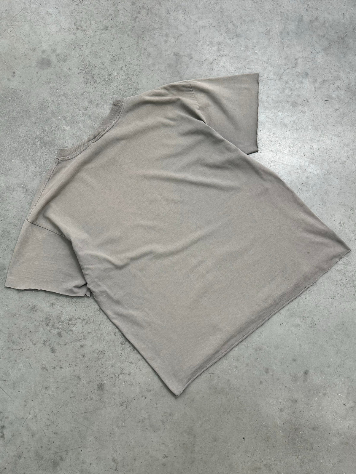 FADED CEMENT GREY CROPPED TEE - 1990S