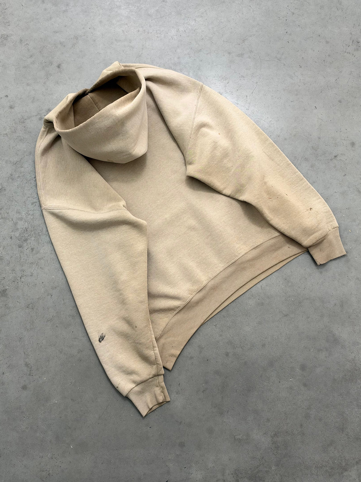 DISTRESSED FADED BEIGE RUSSELL HOODIE - 1990S