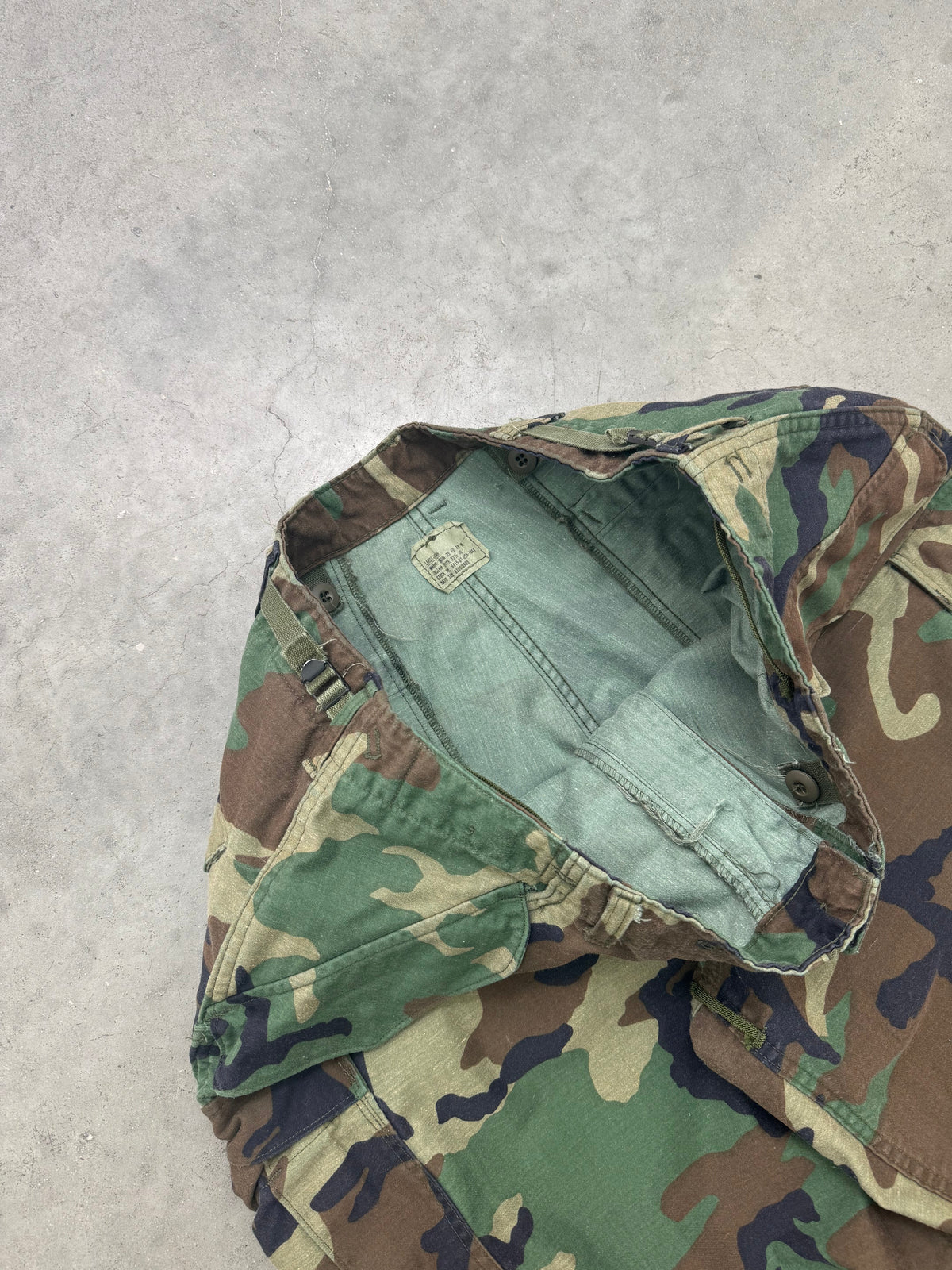 FADED ARMY CAMO BAGGY CARGO PANTS - 1990S