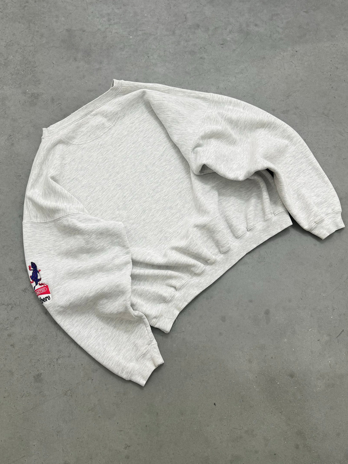 HEATHER GREY MARLBORO "GECKO" CREWNECK - 1990S