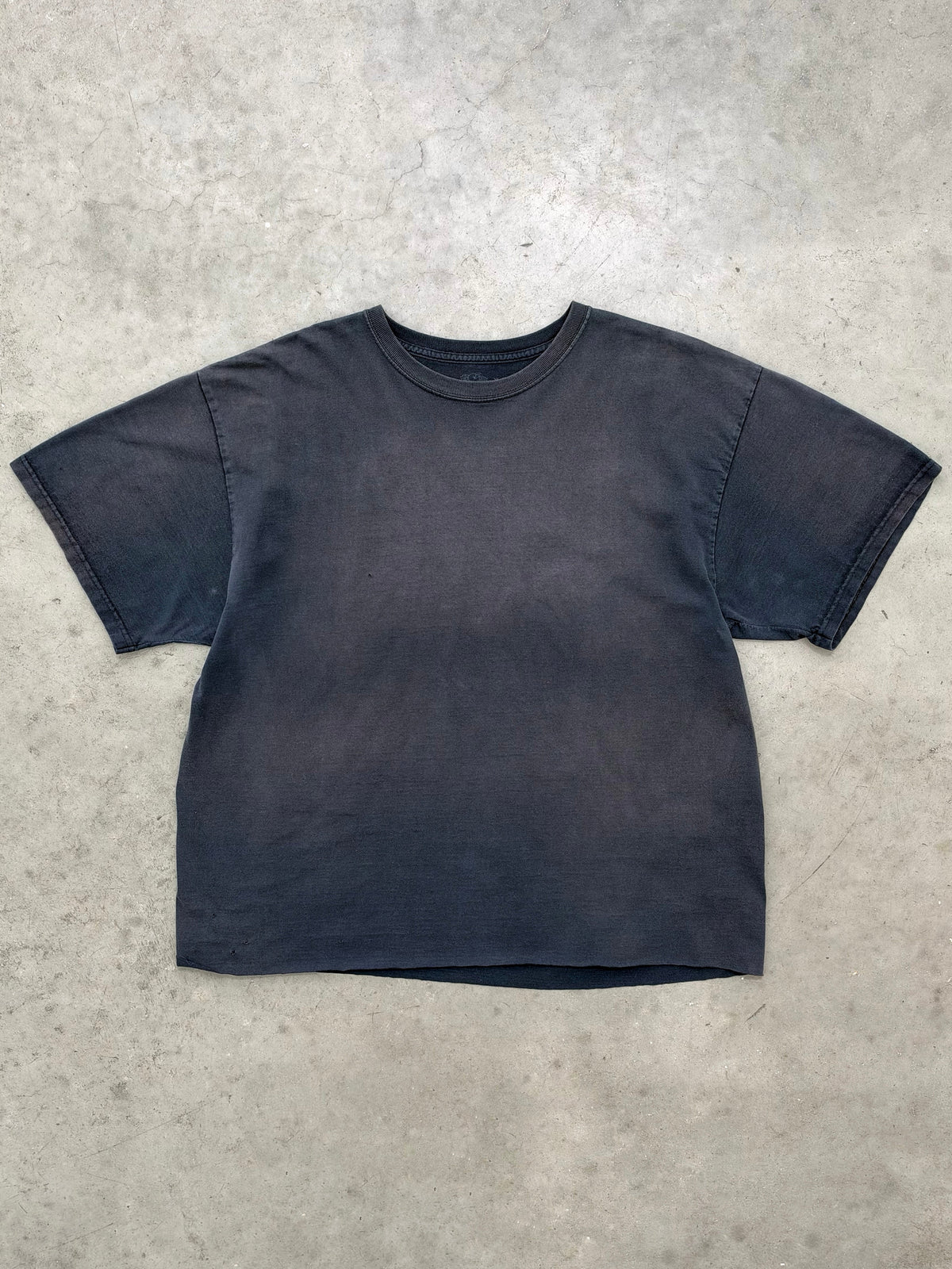 SUN FADED BLACK CROPPED TEE - 2000S