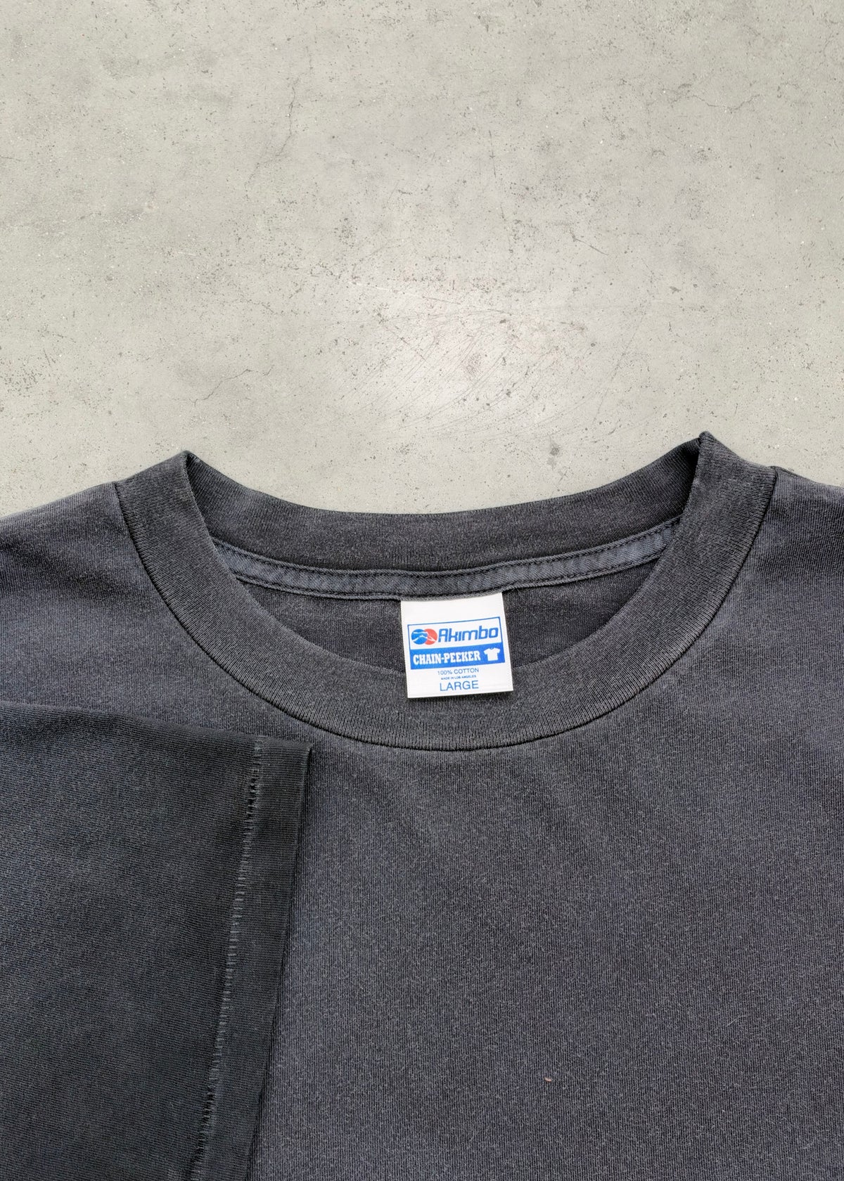"CHAIN-PEEKER” MID-WEIGHT TEE - SUN FADED BLACK