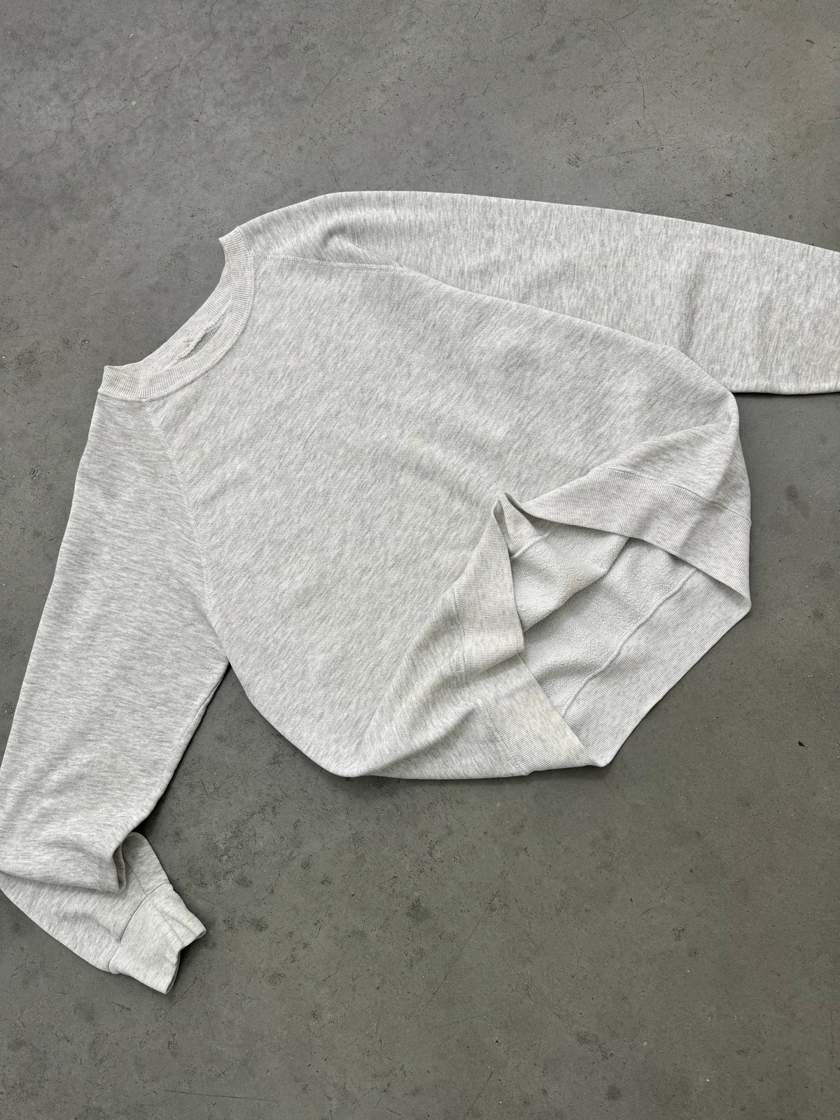 HEATHER GREY RAGLAN SLEEVE CREWNECK SWEATSHIRT - 1980S