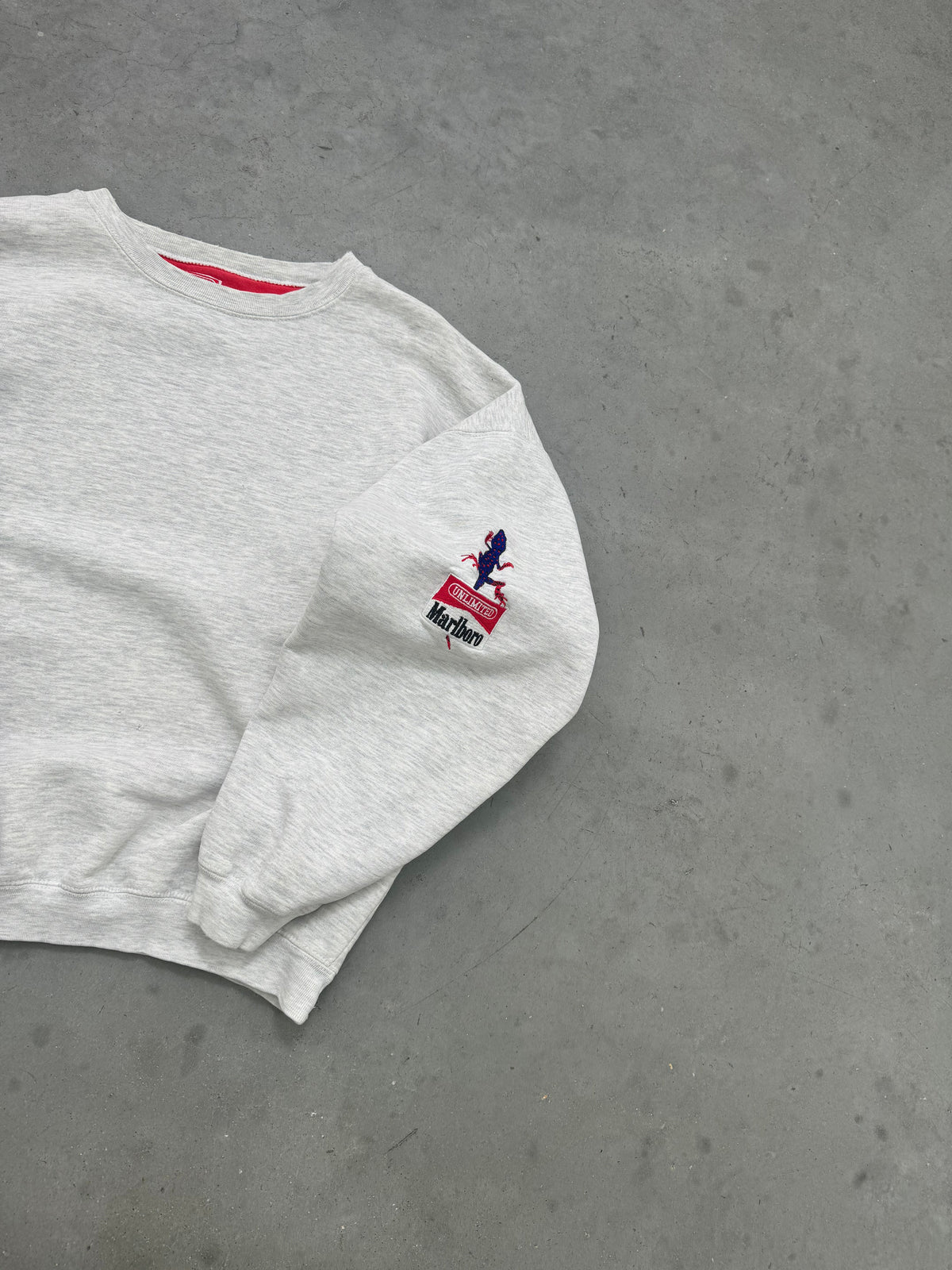 HEATHER GREY MARLBORO "GECKO" CREWNECK - 1990S
