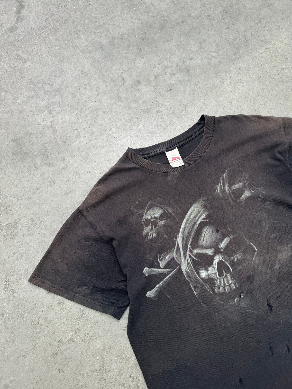 SUN FADED & DISTRESSED SKULL TEE - 2000S